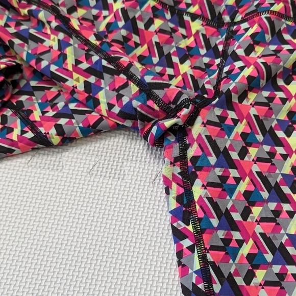 Victoria's Secret Sport Knockout Medium Cropped Pink Geometric Leggings - Picture 3 of 6